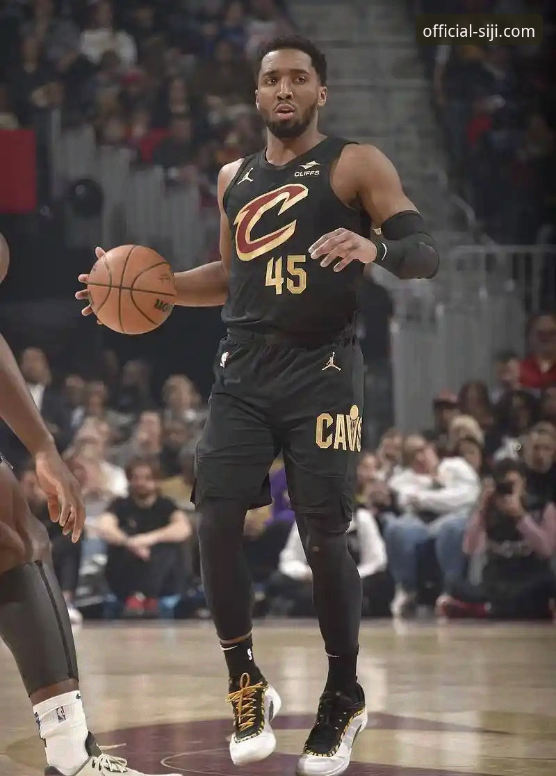 骑士主场力克魔术取四连胜，米切尔42分闪耀全场